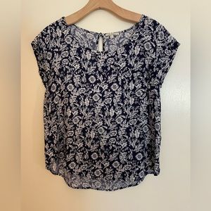 Rose & Rhyme, short cap sleeve navy w/ flowers blouse, size L.